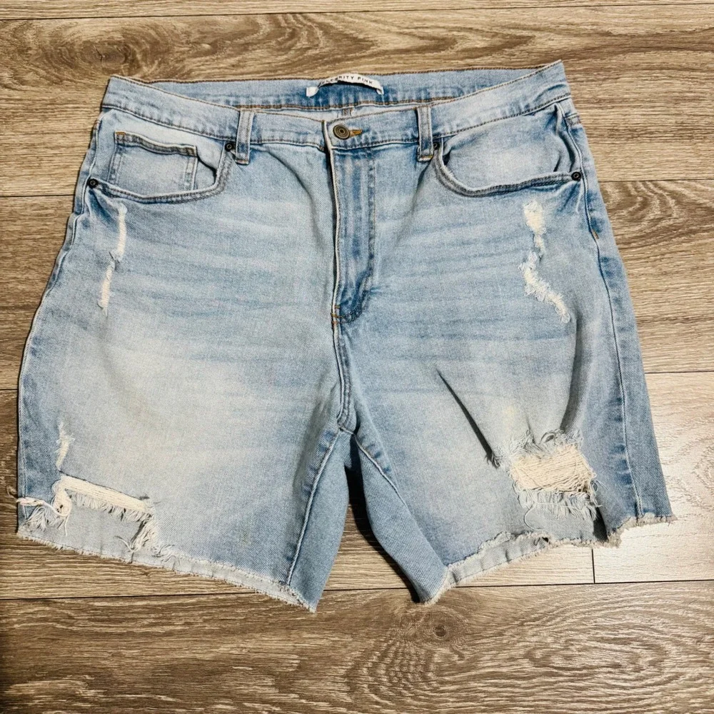 Celebrity Pink Women Light Wash Distressed‎ Denim Shorts Cutoff Frayed Hem 17/33